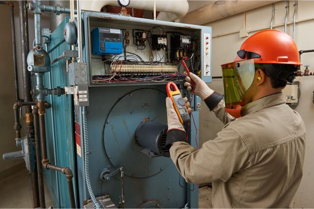 Ingeniero electrico en mediciones de campo